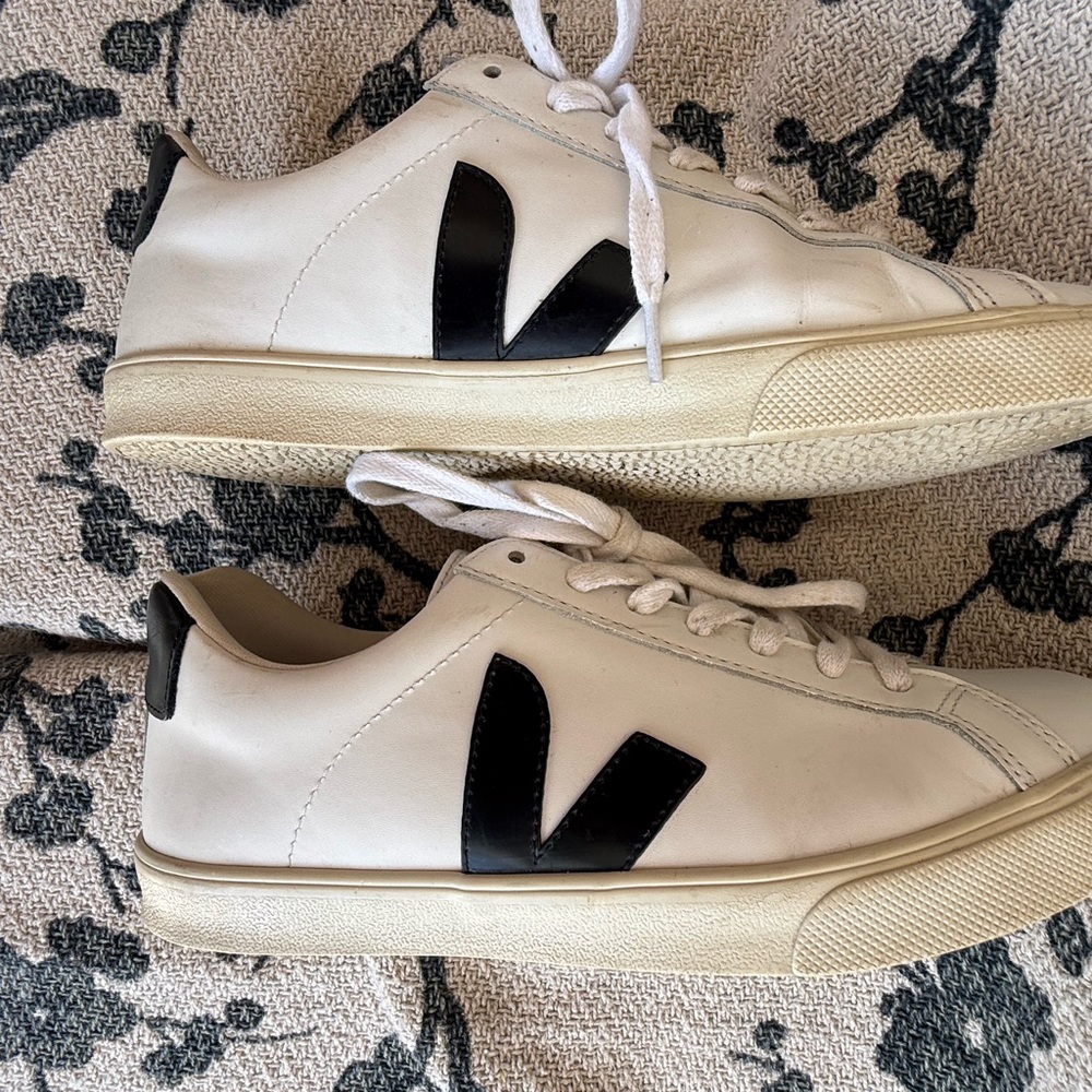 Veja ESPLAR women’s size 40 (9) sneakers very good condition
